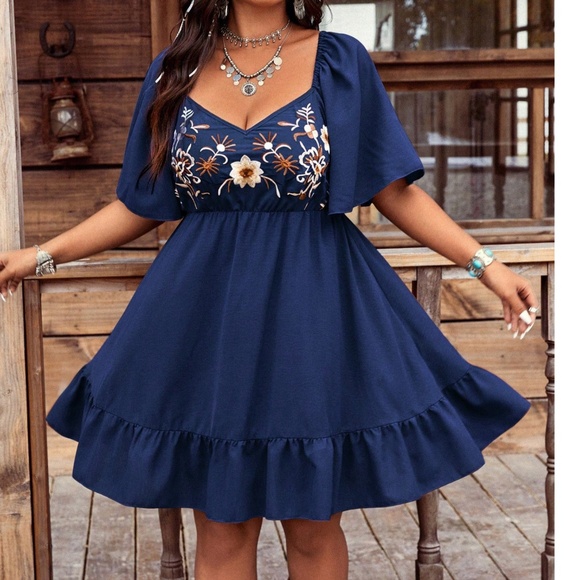 Plus Navy Blue Floral Embroidered Sweetheart Neckline Butterfly Sleeve Dress - Picture 4 of 9